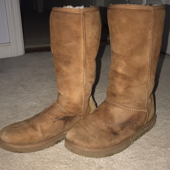 UGGS - Picture 3 of 6